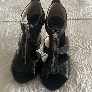 Gorgeous Michael Kors heels. I’m excellent condition. Gold Zipper on the T-strap
